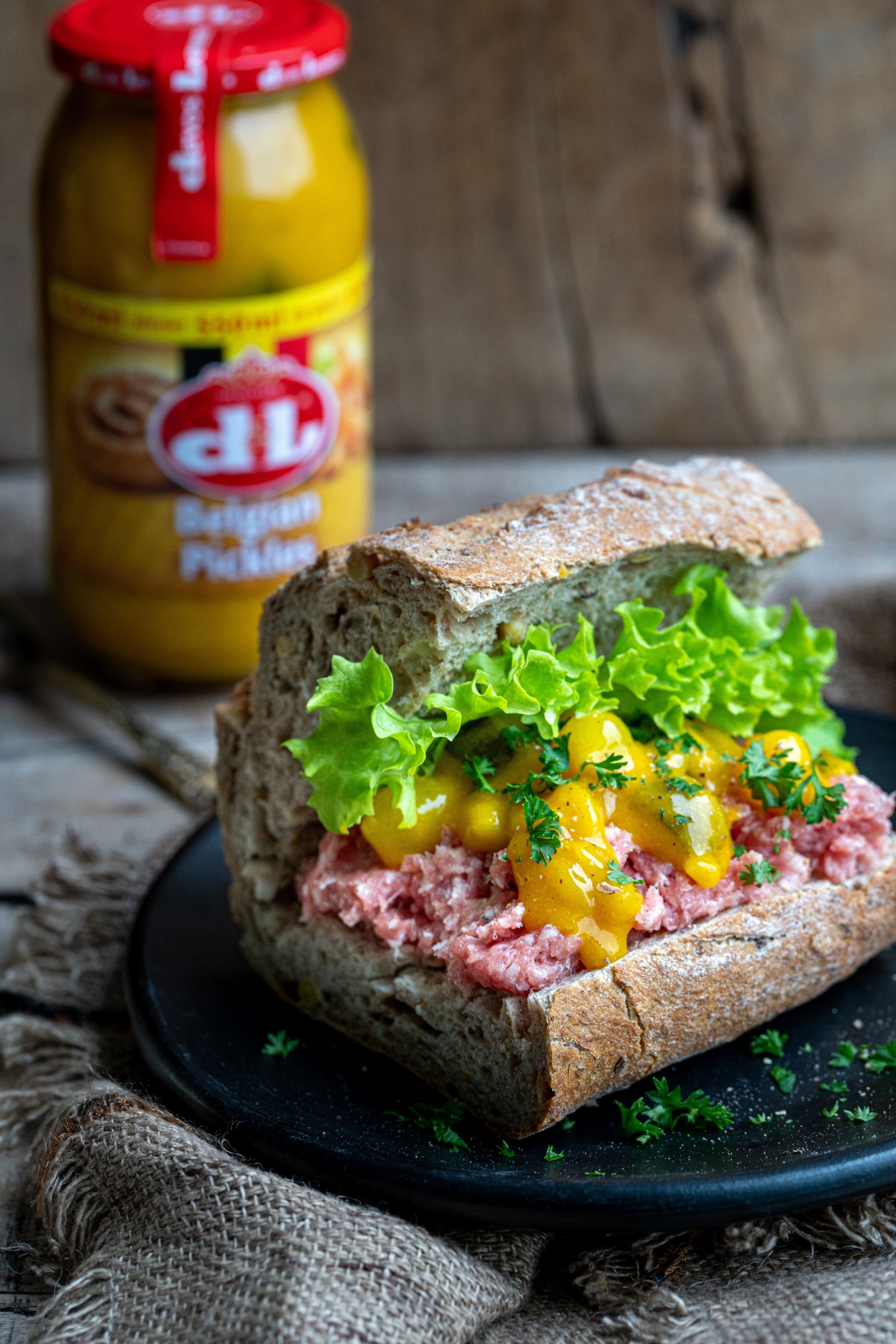 Sandwich à la viande hachée avec Belgian pickles